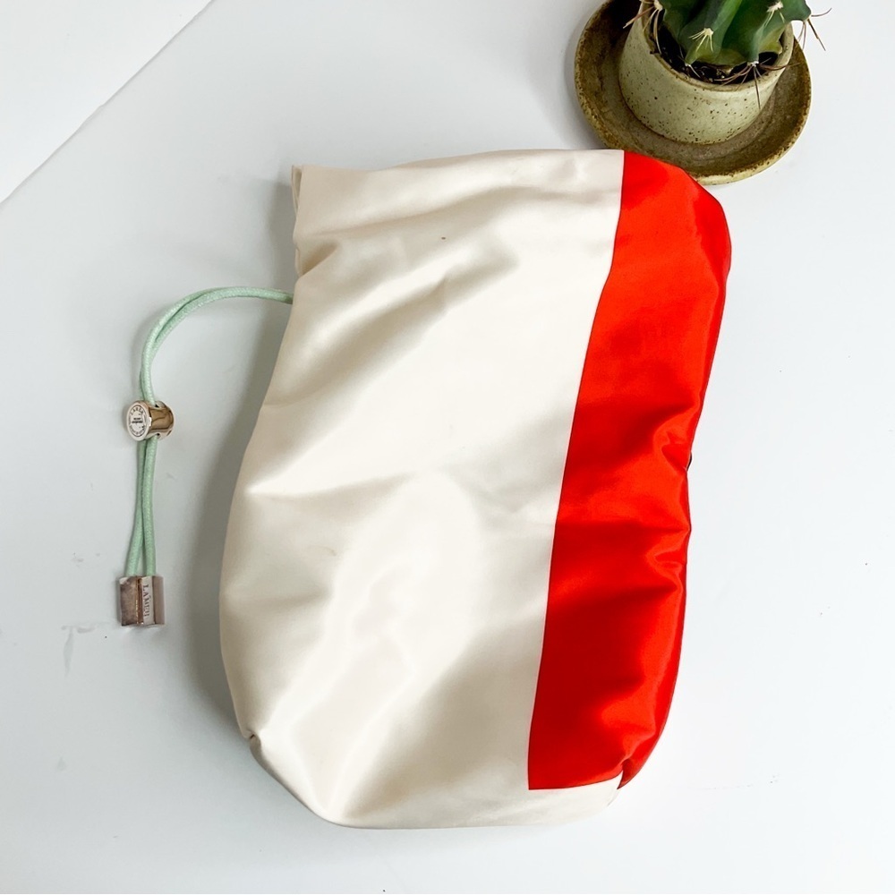 LA MER Limited Edition Holiday Adventures Drawstring Bag | Green & Cream - Picture 6 of 7